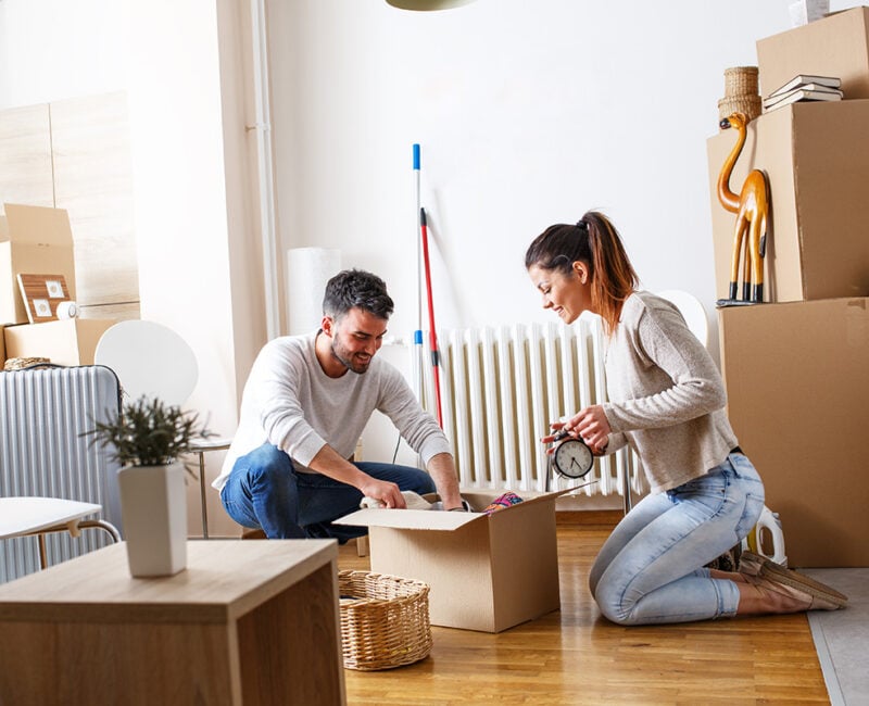 Déménageurs emballant les cartons pour un appartement