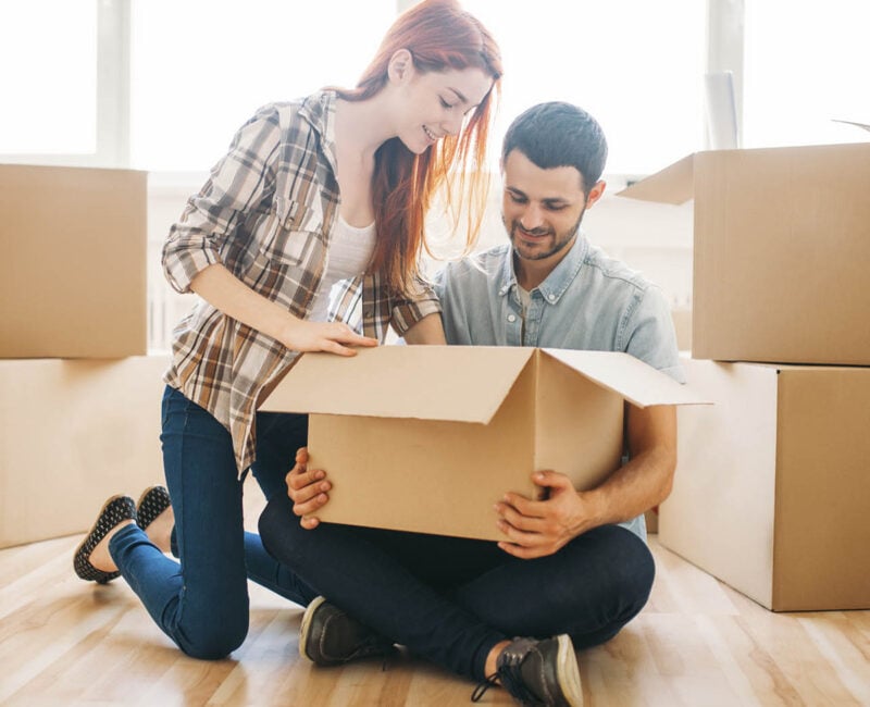 Équipe déplaçant des cartons dans des locaux professionnels